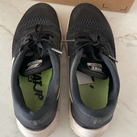 USED NIKE GYM SHOES. SIZE: 6.5 - Picture 4 of 5